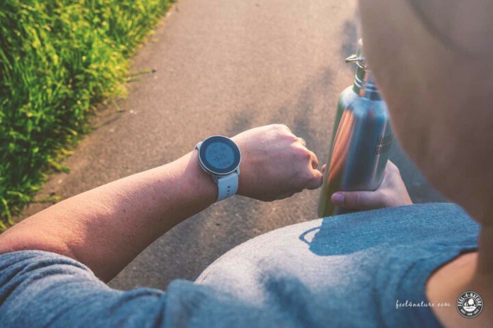 Smartwatch als Outdoor Geschenk für Frauen.