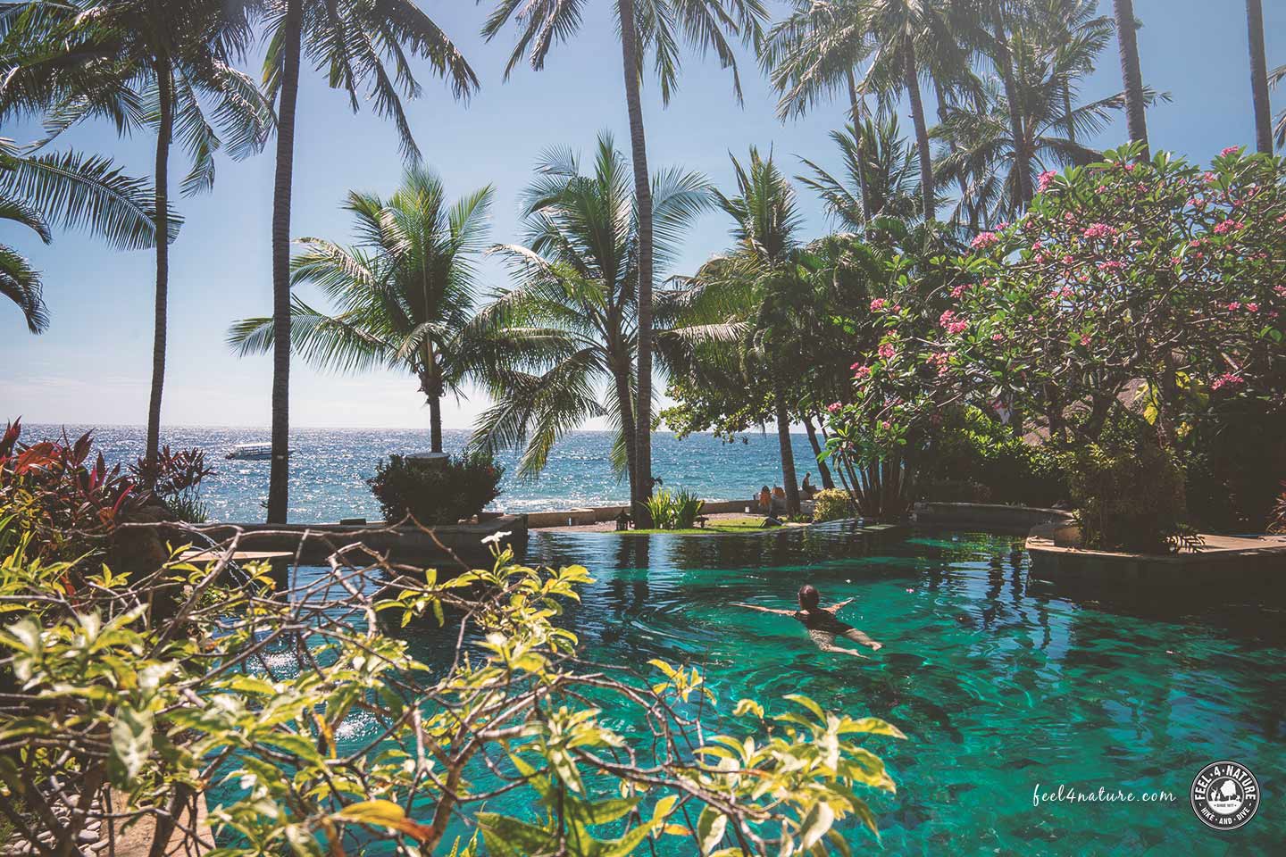 Frau im Alam Anda Resort Pool auf Bali, teilt ihre Erfahrungen.