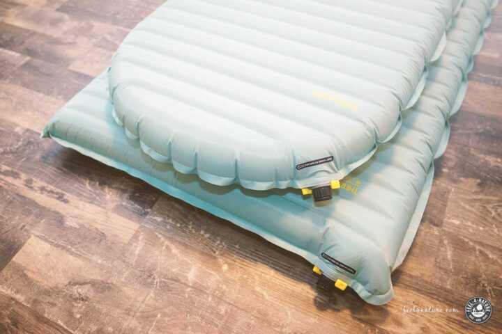 Zwei Isomatten aus der Thermarest Neoair Xtherm NXT Serie liegen aufeinander.