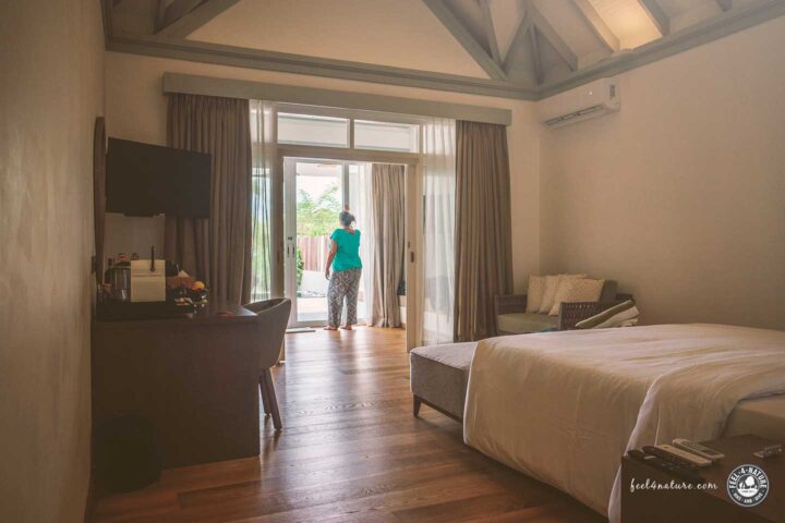 Frau am Fenster in Grand Beach Suite auf Olhuveli.