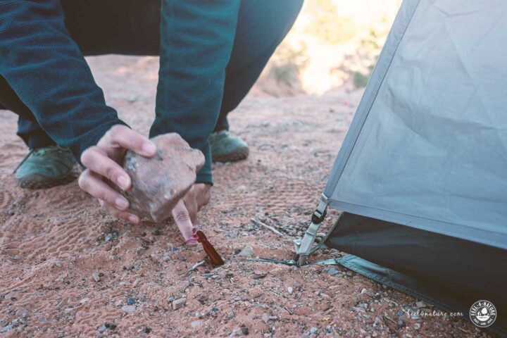 Befestigung des Herings am Campingzelt.
