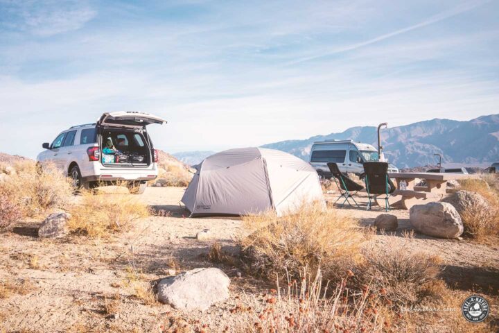 Campingplatz mit Auto und Zelt in Kalifornien.