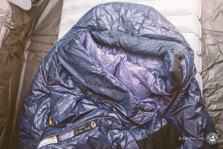 Schlafsack mit Wärmekragen auf Isomatte.
