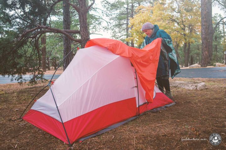 Frau beim Abbau eines MSR Trekkingzeltes.