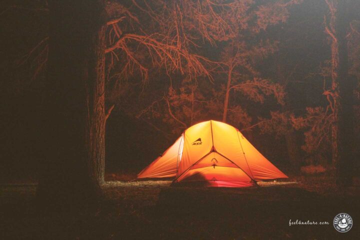 Orangenes Zelt leuchtet in der Nacht.