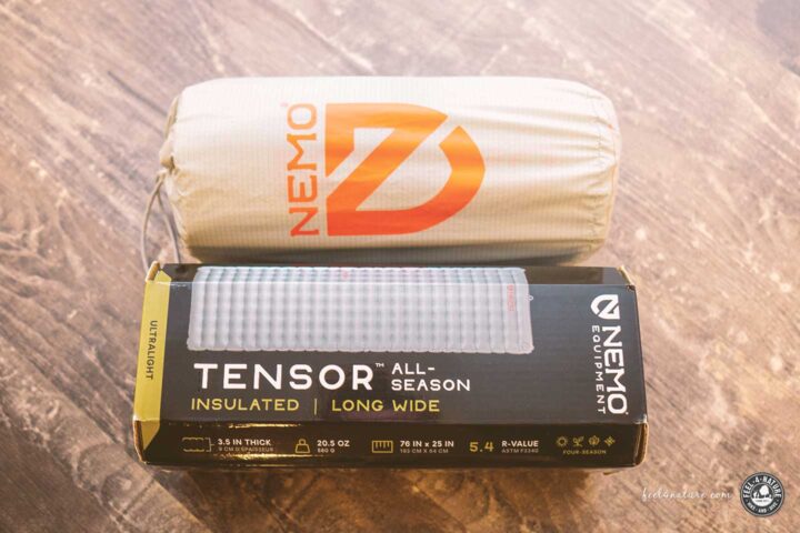 Nemo Tensor All Season Long Wide in Packsack neben Verpackung.