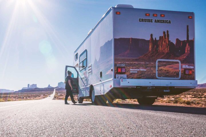 Frau steigt im Monument Valley in ein C25 Wohnmobil.