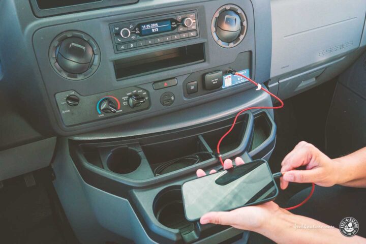 Anschluss eines Smartphones an den Stromanschluss im C25.