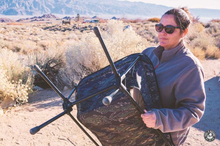 Frau baut Chair One High Back auf.