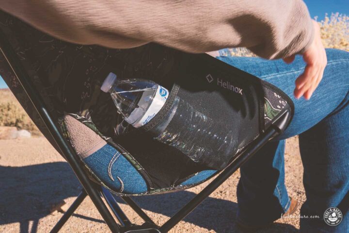 Seitentasche mit Wasserflasche des Helinox Chair One High Back (re).