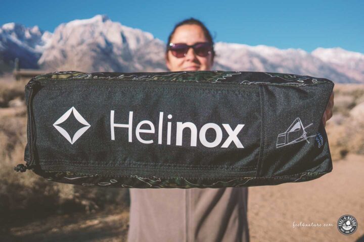 Frau mit Helinox Chair One High Back (re) verpackt.