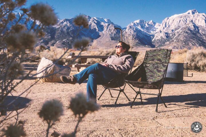 Frau sitzt auf einem, von zwei, Helinox Chair One High Back (re) für einen Test.