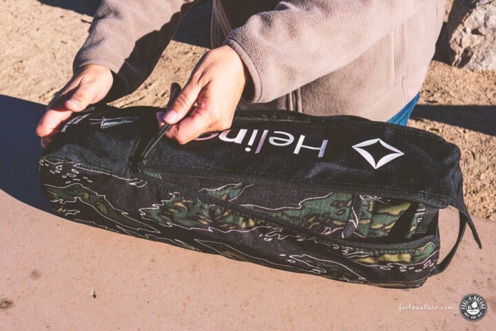 Helinox Chair wird aus Transporthülle ausgepackt.