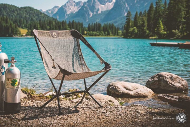 Faltbarer Campingstuhl am See.