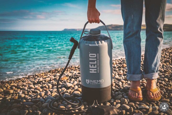 NEMO Pumpdusche im Einsatz am Kiesstrand.