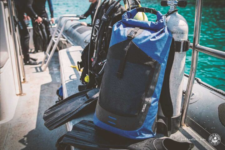 Sealline Dryback auf Tauchboot.