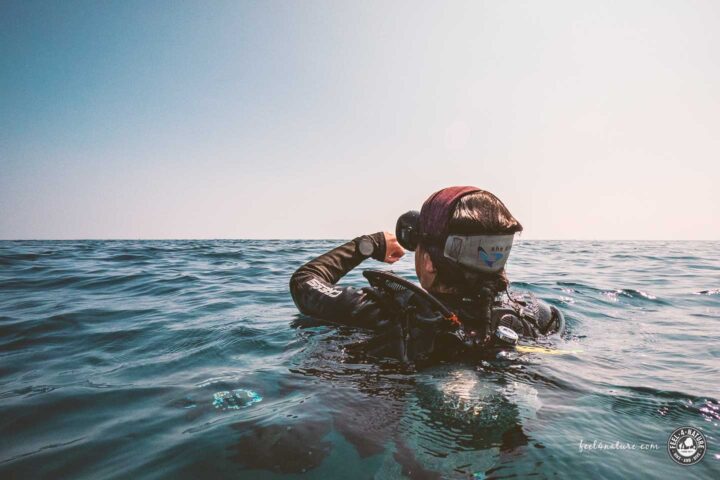 Taucher mit Suunto Nautic S Tauchcomputer an der Wasseroberfläche.