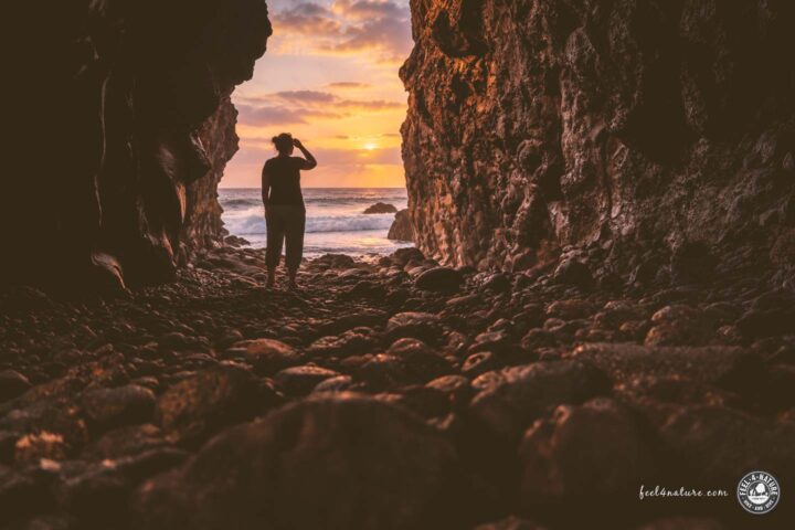 Frau genießt Sonnenuntergang im Wanderurlaub auf El Hierro.