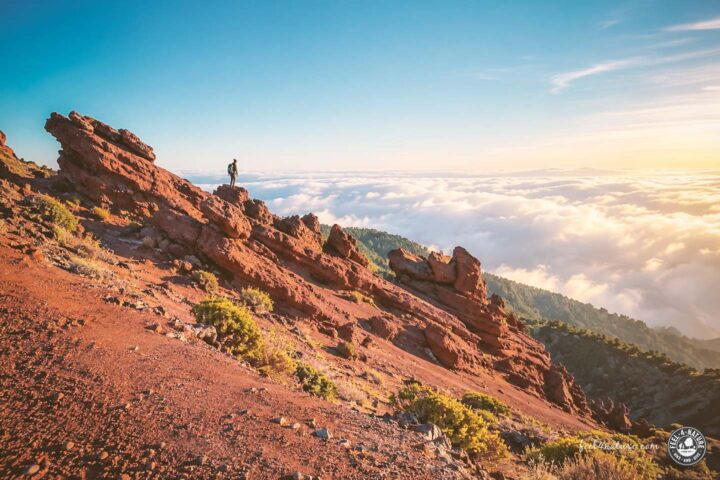 Frau bei einer Wanderung auf Gesteinsformation auf La Gomera.
