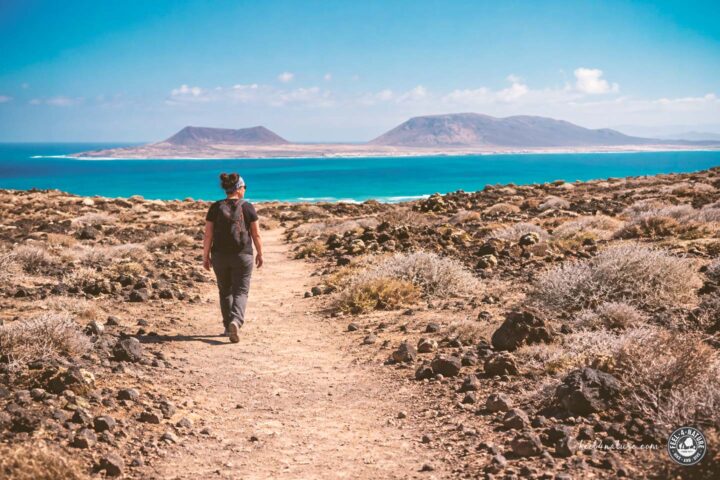 Frau wandert an der Küste von Lanzarote.