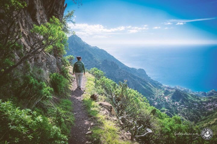 Wanderin genießt die Aussicht im Wanderrualub auf den Kanaren.